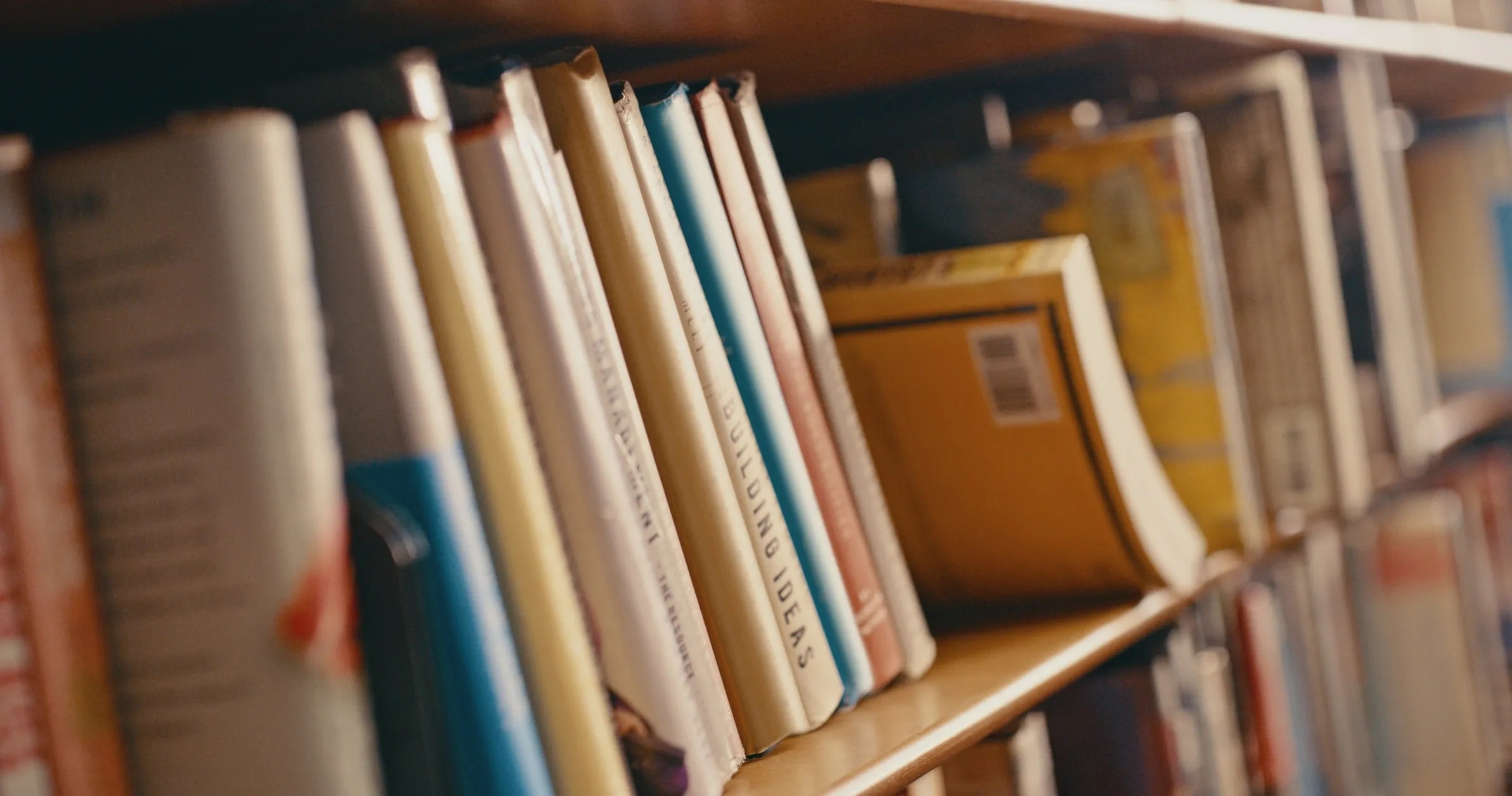 Livros jurídicos sobre mesa